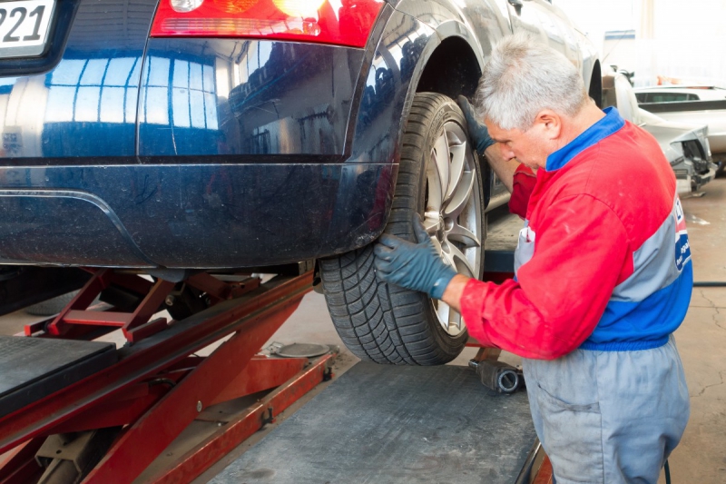 ecommerce-PUGET ROSTANG-min_auto_repair_repair_lift_auto_mechanic_work_clothes_master_professional_man_of_the_fold-685629
